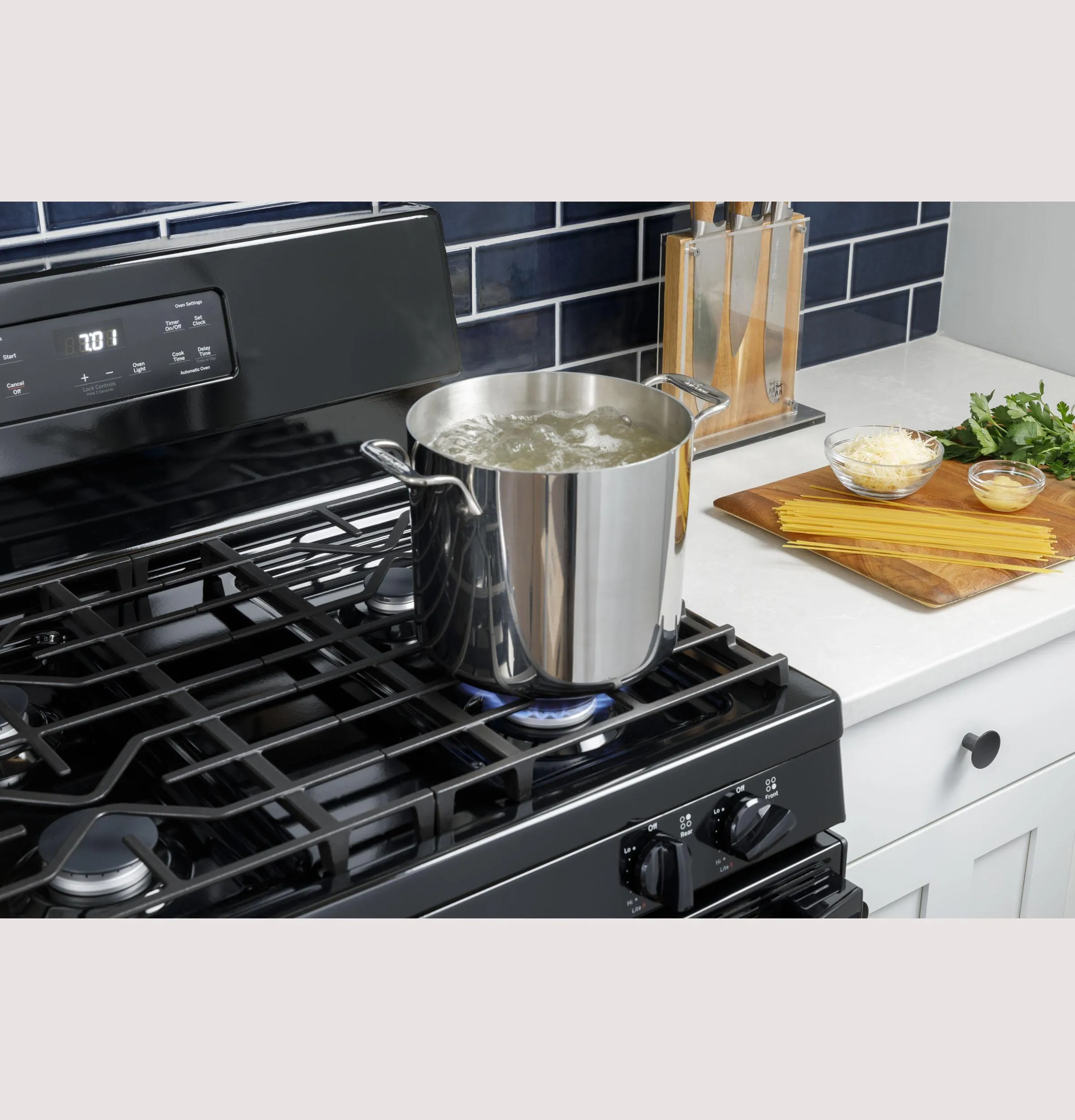 JGBS61DPWW GE® 30" Free-Standing Gas Range